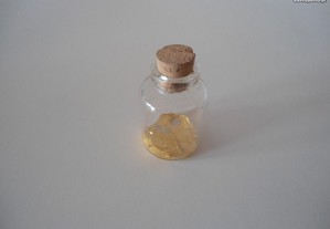 Pequeno frasco com folha de ouro no interior