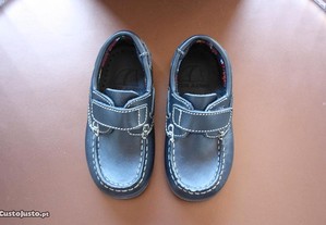 Sapatos em pele azul de velcro VICTOR MANUEL t.23