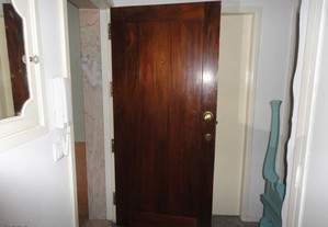 porta de entrada em madeira maciça