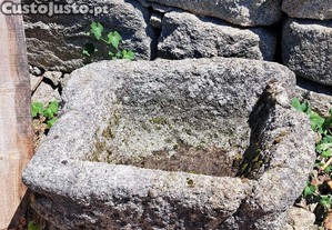 Pia de pedra antiga