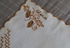 Napron Linho tecido à mão orlado e bordado - Medida: 35 X 25 cm