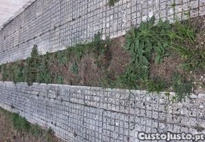 Assentamento de 24 metros quadrados de lajedo em rampa de garagem, em Sintra.