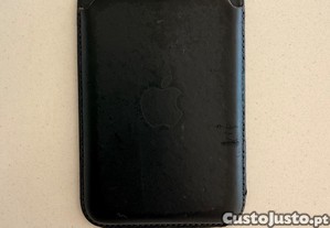 Carteira MagSafe preta em Pele Apple