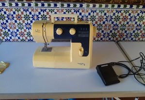 Máquina de costura a trabalhar bem impecável