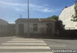 Investimento com Potencial: 3 Casas Antigas p/ Recuperar em Baguim do Monte, próximo a Rio Tinto