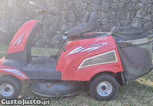 Trator corta relva