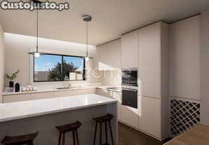 Moradia T3 Nova Com Terraço E Jardim, Na Cidade...