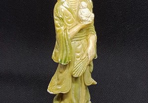 Estatueta antiga chinesa em marfinite verde algas decoração