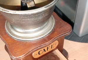 Moinho de café manual em metal e madeira.