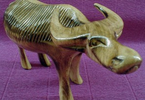 Búfalo em madeira 16x12cm