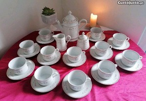 Lindo serviço de chá com 15 pcs. em porcelana da fábrica Quinta Nova