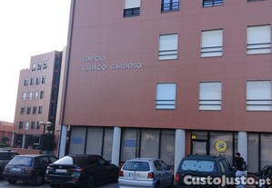 Apartamento T2, Todo Equipado e Mobilado com Garagem e Arrumos em Condominio Fechado. Zona : Entre Av. Boavista e Campo Alegre.