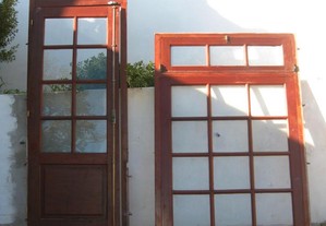 Antiga porta + 2 janelas envidraçadas