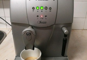 Máquina automática Saeco modelo Incanto em bom estado e tira bom cafe c espuma