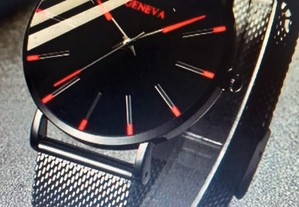 Relógio novo com bracelete em malha metalizada