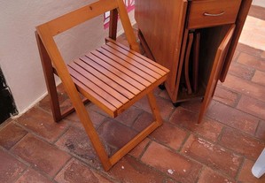 Mesa em madeira dobrável com cadeiras.