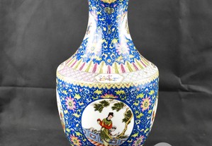Jarra em porcelana da China decoração floral e figuras orientais