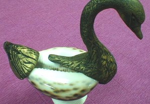 Cisne feito com búzio e metal 17x13cm