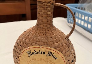 Vinho da Madeira H. M. Borges Caves de S. Pedro Doce (cantil empalhado)