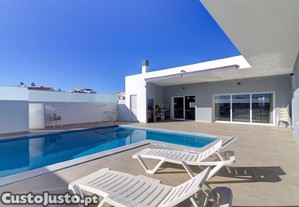 Moradia T2+2 Moderna Com Piscina Privada E...