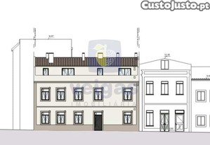 Prédio com projeto para quatro apartamentos (2 t2; 1t1; 1t0), junto da praia da gamboa, peniche
