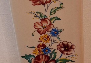 Vaso de parede em faiança, com decoração policromada floral