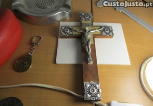 Crucifixo Em Madeira Penso qe Ornamentos em Prata sem contraste
