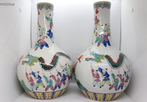 Par Jarras Porcelana Chinesa Qing Daoguang Meninos e Dragão 35 cm