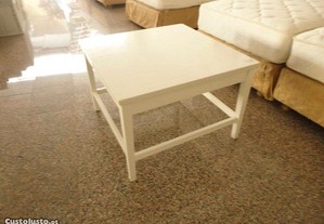 Mesa de centro branca em madeira maciça