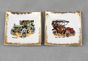 Par de pratos quadrados em porcelana europeia, com desenho de carros antigos