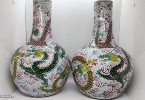Par de vasos porcelana chinesa Qing Jiaqing padrão Dragões e Plumas 33 cm