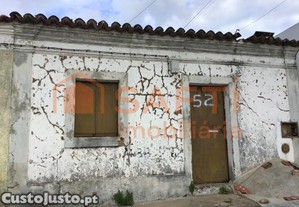 Moradia T2 Em Estado De Runas Para Recuperada...