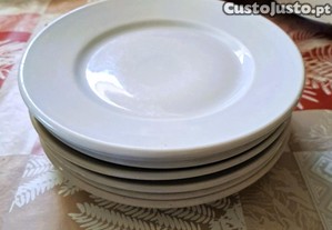 pratos brancos