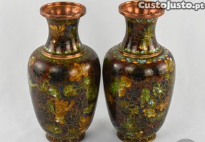 Par de jarras em cloisonn� ricamente decoradas, China, per�odo Rep�blica
