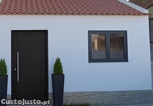 Garagem Espetacular com Potencial de Transformao em Escaroupim: Crie o Seu Refgio de Sonho!