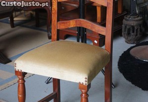 Cadeira em Madeira com Acento em Tecido