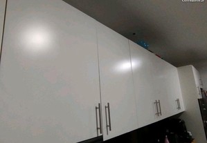 Móveis superiores de cozinha lacados a branco