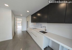Luxuoso Apartamento T2 Na Parede Com Varanda E...