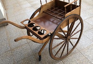 Carroça para humanos antiga em madeira