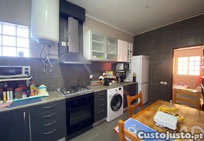 Moradia geminada T3 em Atouguia da Baleia de 113 m