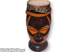 Tambor Artesanal Africano Esculpido em Madeira (53 cm)