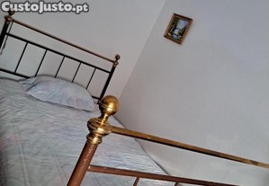 cama de ferro antiga - castanho