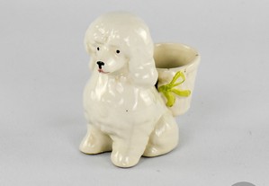 Paliteiro em porcelana em forma de cão com cesta às costas