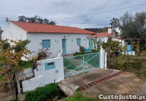 T4 com grande quintal em Almod�var