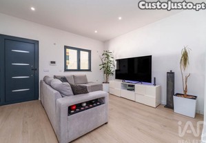Moradia geminada T2 em Quelfes de 95 m²