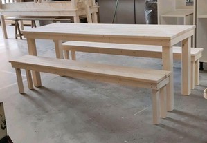 Mesa e bancos em madeira de casquinha