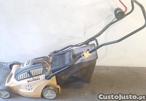 M�quina cortar relva el�ctrica de 1800 w a trabalhar bem
