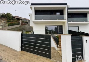 Moradia geminada T4 em Recezinhos (São Mamede) de 178 m²