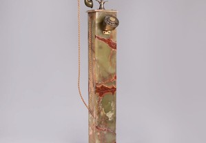 Telefone antigo com suporte em mármore