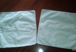 Duas capas de almofada bordadas e feitas á mão